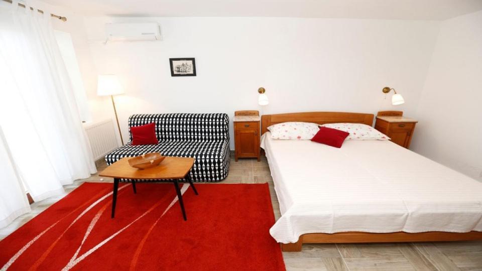 Apartment Vesna With Terrace Башка Екстер'єр фото